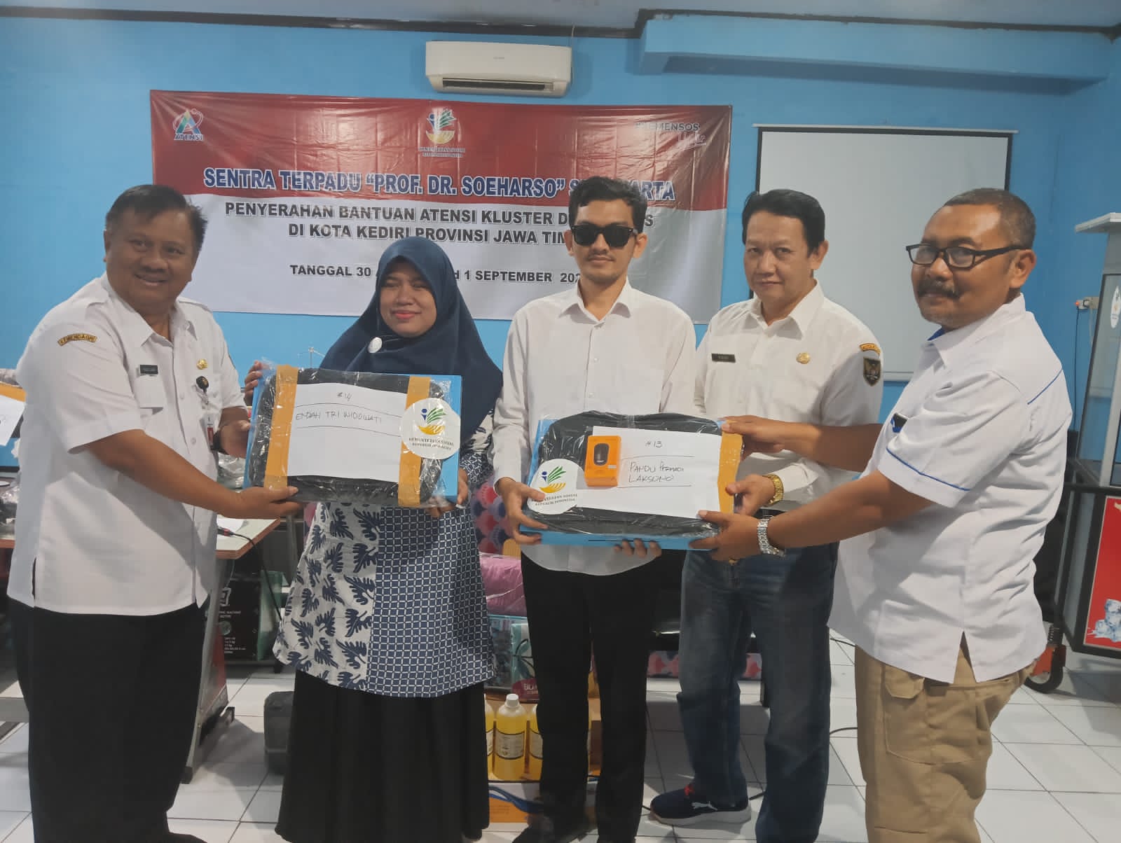 Bersama Kemensos, Pemkot Kediri Serahkan Bantuan Atensi Bagi Penyandang Disabilitas