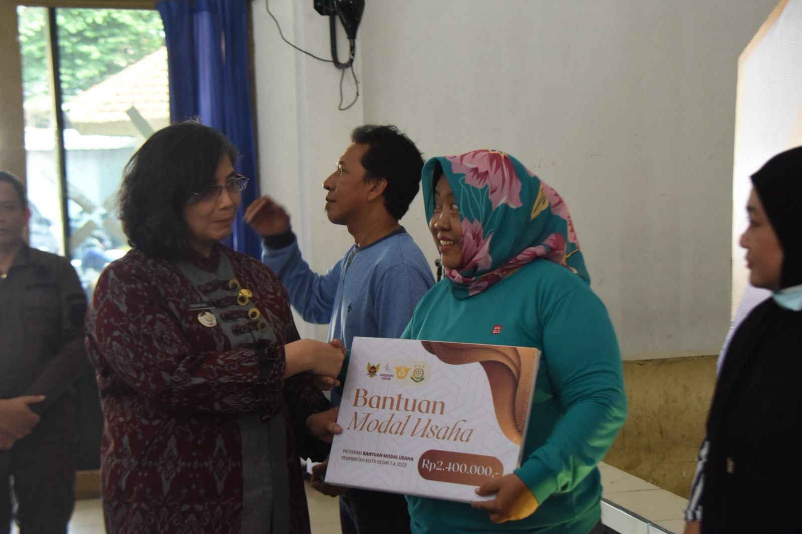 Di Hari Keempat Penyerahan Bantuan Modal Tahap II, Pj Wali Kota Kediri Zanariah Ingatkan Pelaku Usaha Untuk Jamin Produknya Berkualitas 