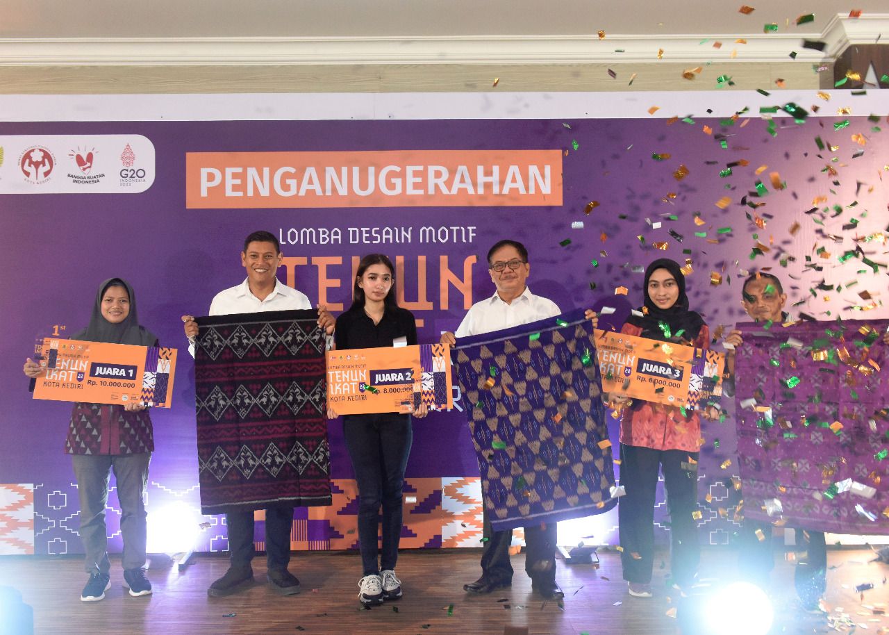 Dorong Kreasi Motif Tenun Ikat Kediri Secara Digital, Ciptakan Keragaman Motif yang Tak Terbatas