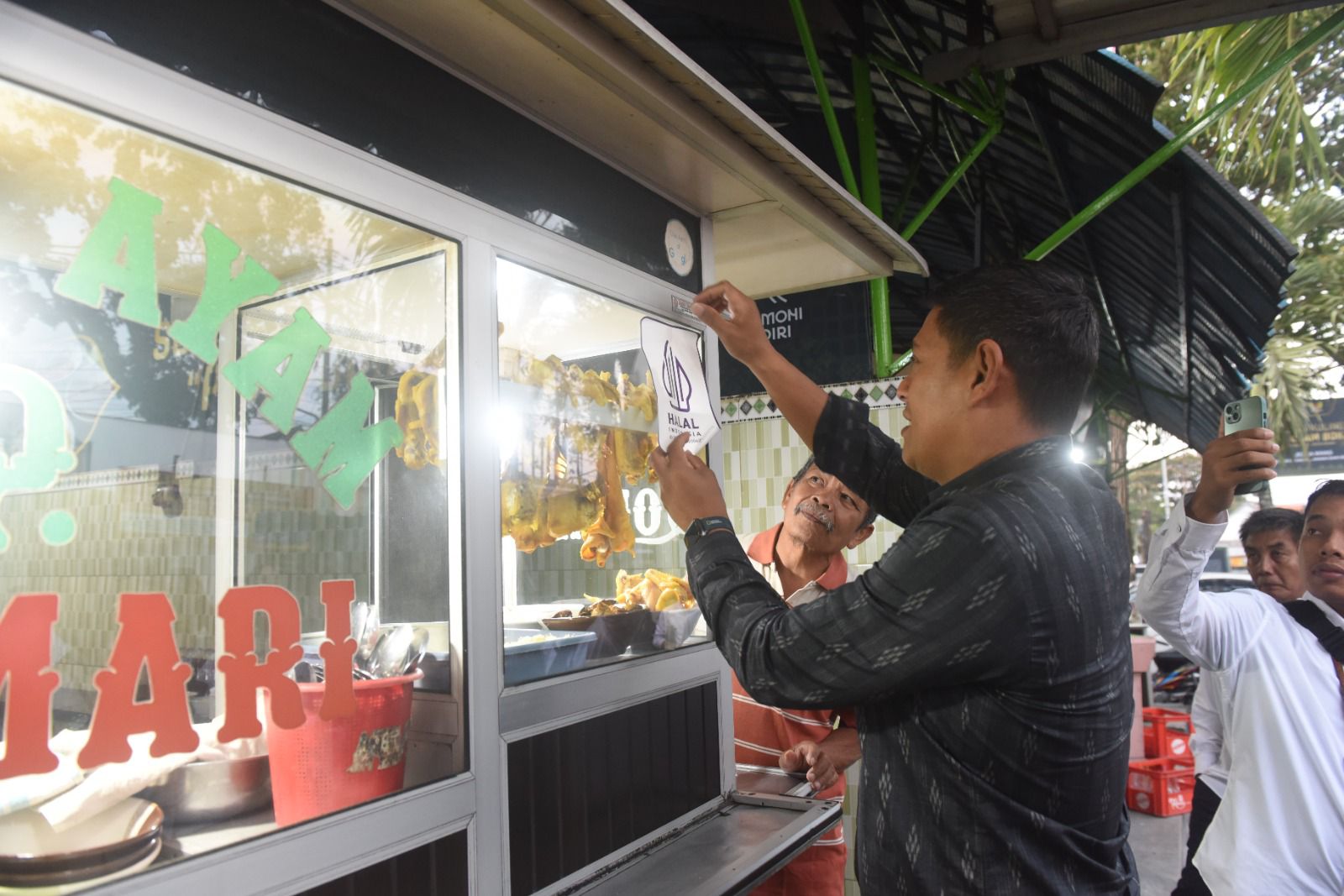 Jadi Destinasi Kuliner Halal Pertama di Jawa Timur, Wali Kota Kediri Beri Label Halal Sentra Kuliner Soto Ayam Bok Ijo Tamanan 