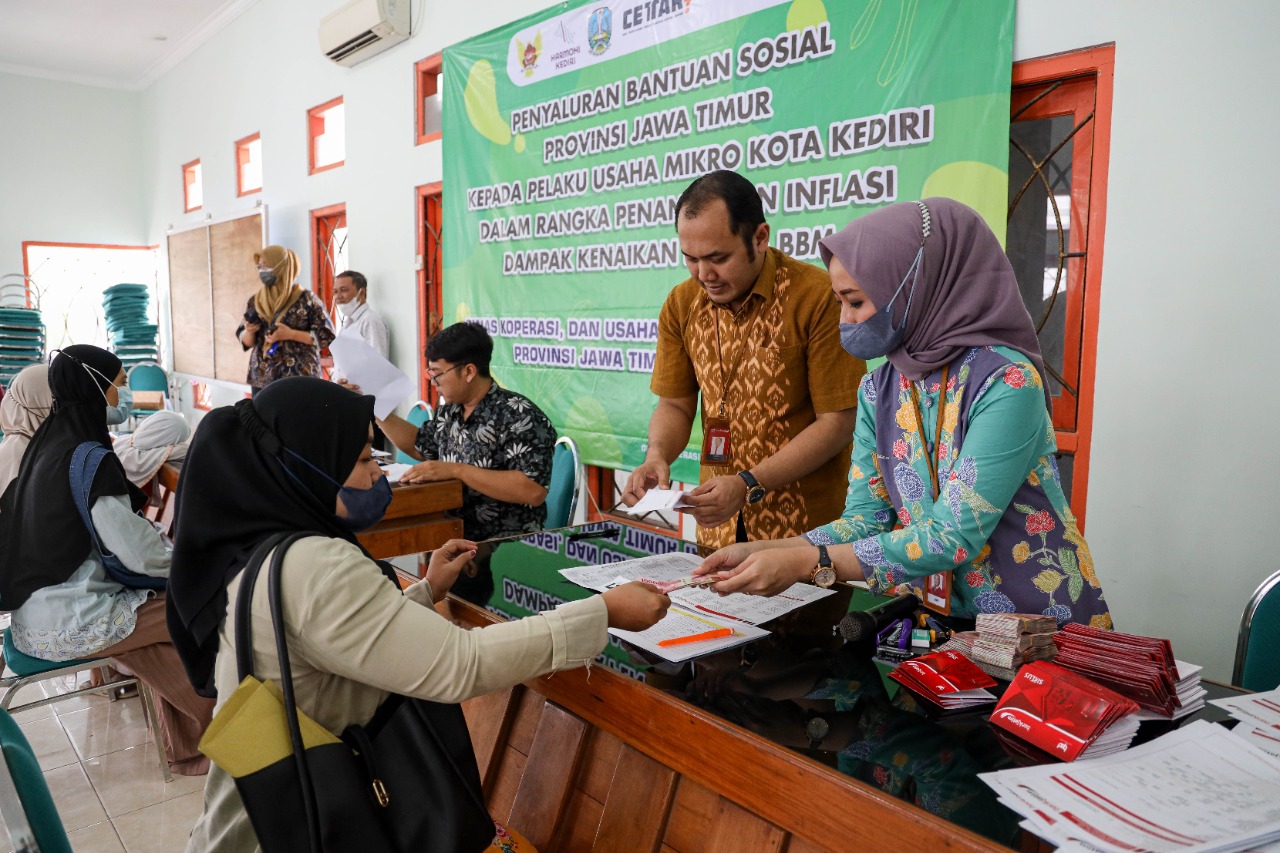 Hidupkan Geliat UMKM di tengah Inflasi, Dinkop UMTK Distribusikan Bansos untuk UMKM