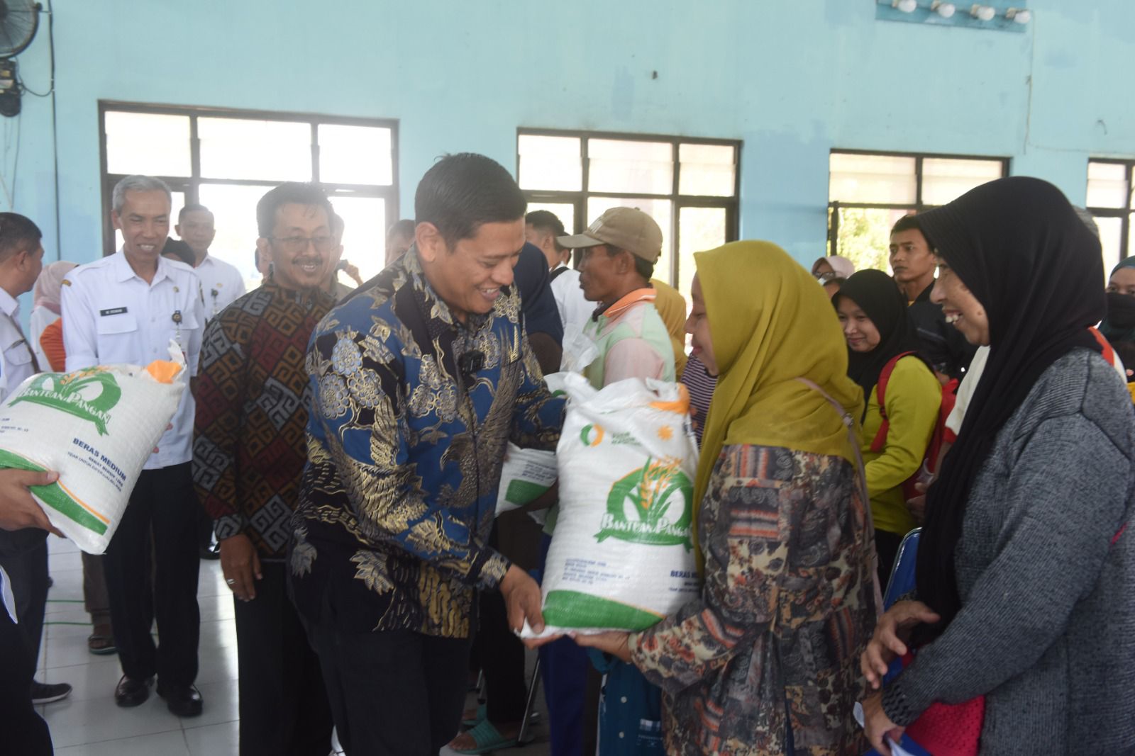 Wali Kota Kediri Serahkan Bantuan Pangan Beras