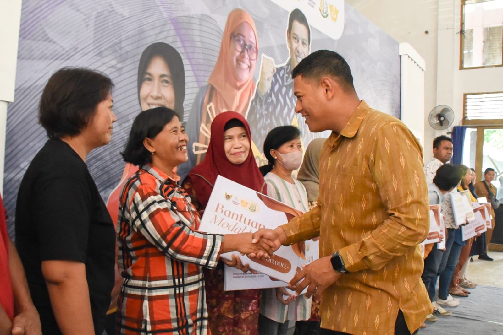 Bagikan Bantuan Modal DBHCHT Tahun 2023, Wali Kota Kediri Harapkan UMKM Berkembang Lebih Besar