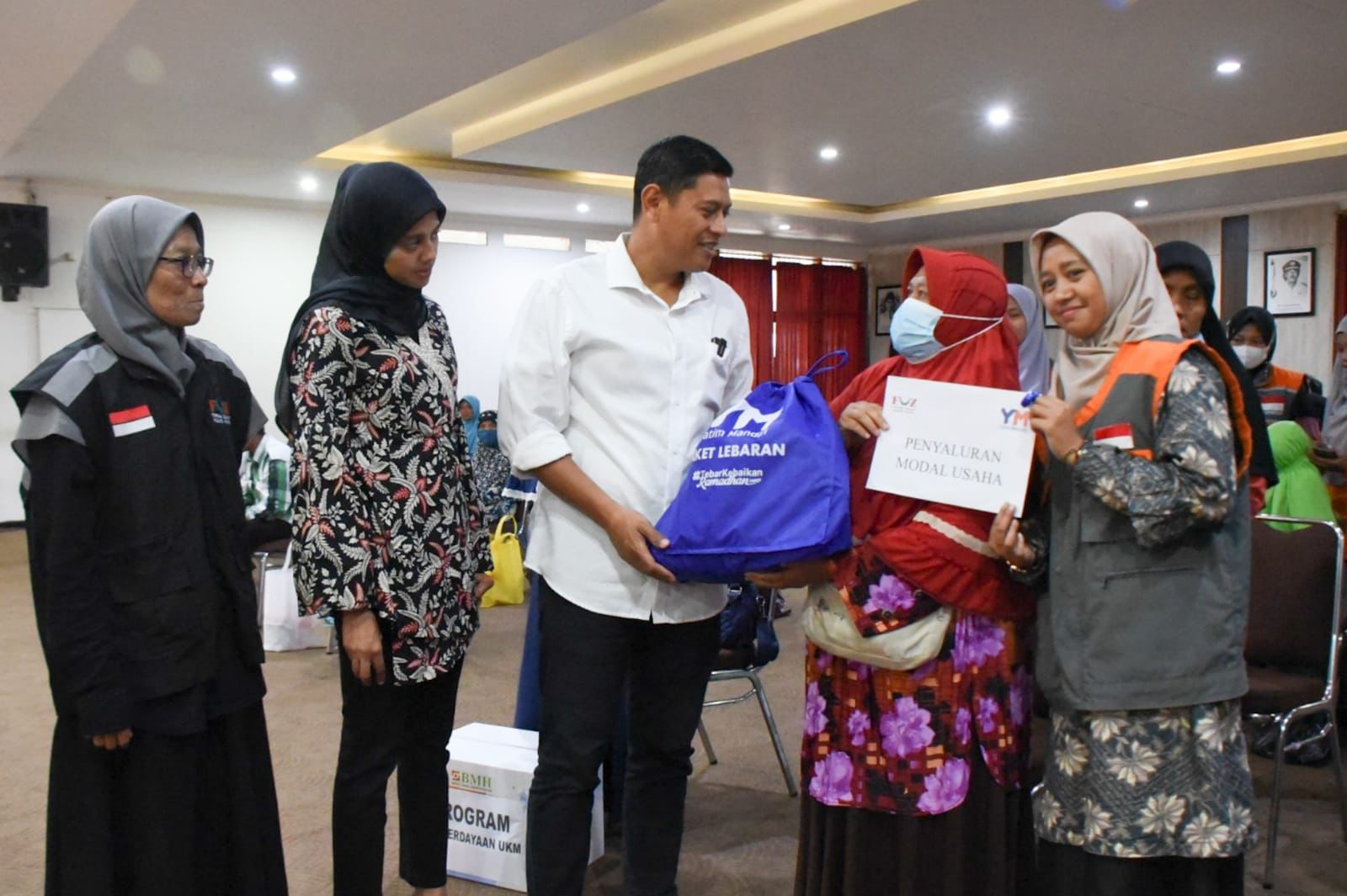Salurkan Program Bantuan Ramadhan dari FOZDA Kediri Raya, Wali Kota Kediri Ajak FOZDA Atasi Masalah Stunting