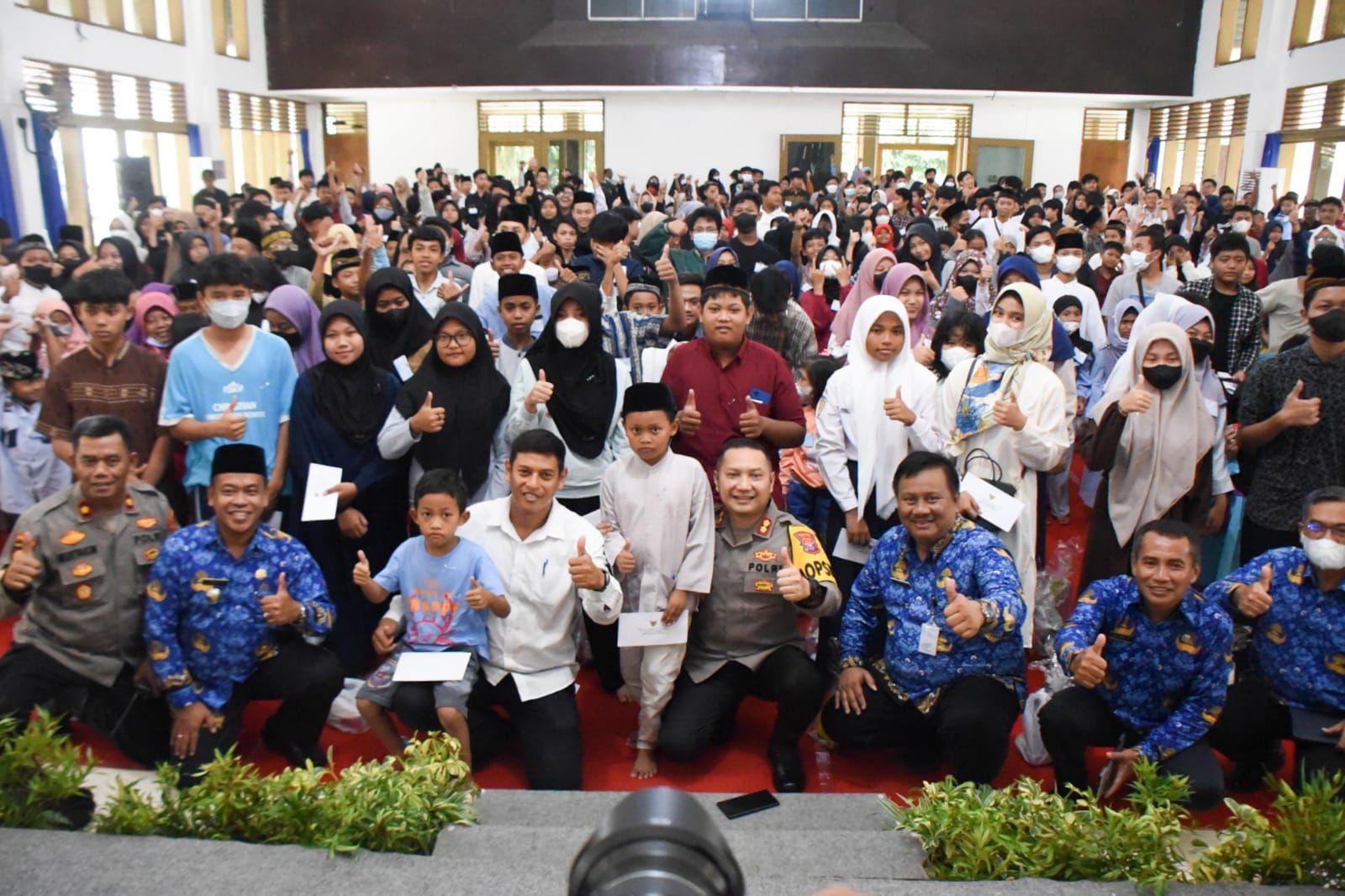 Bagikan Bantuan Sosial pada Anak Yatim se-Kecamatan Kota dan Kecamatan Pesantren, Wali Kota Kediri Ajak Anak-Anak Baca Doa untuk Orang Tua