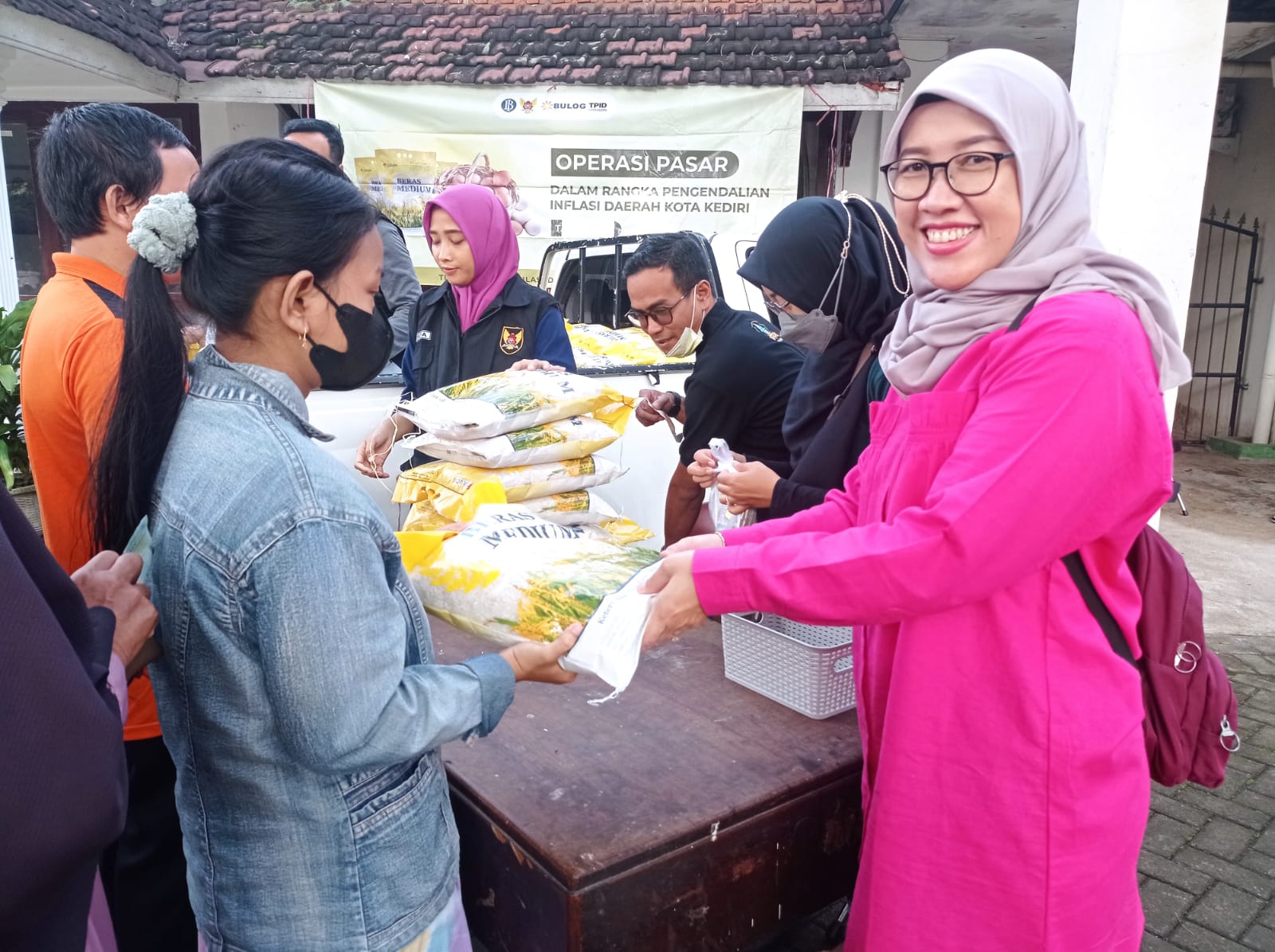 Warga Kota Kediri Padati Operasi Pasar Komoditas Beras di 3 Kantor Kecamatan