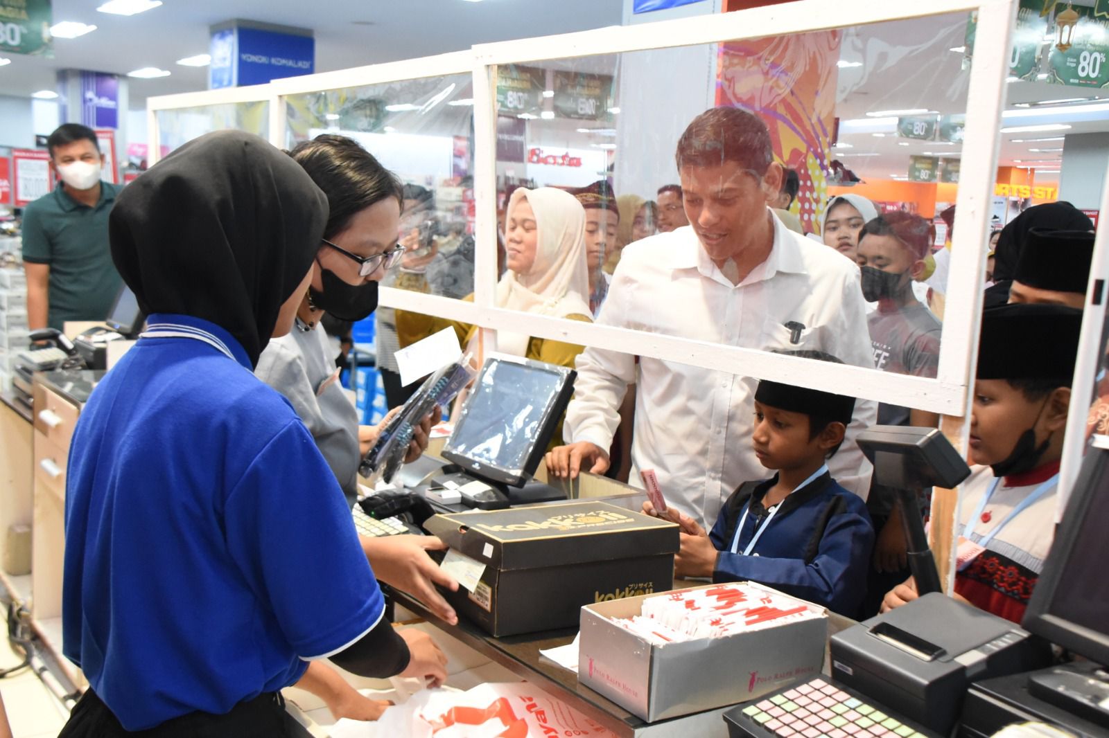 Wali Kota Kediri dan Bunda Fey Jadi Orang Tua Asuh Sehari bagi 30 Anak Yatim  Se-Kota Kediri