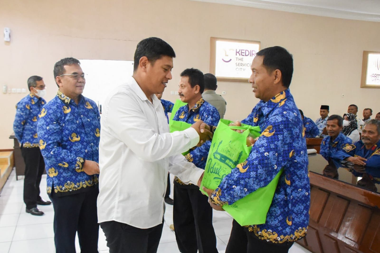 KORPRI Berbagi, Wali Kota Serahkan Bingkisan dan Tali Asih untuk ASN Golongan I
